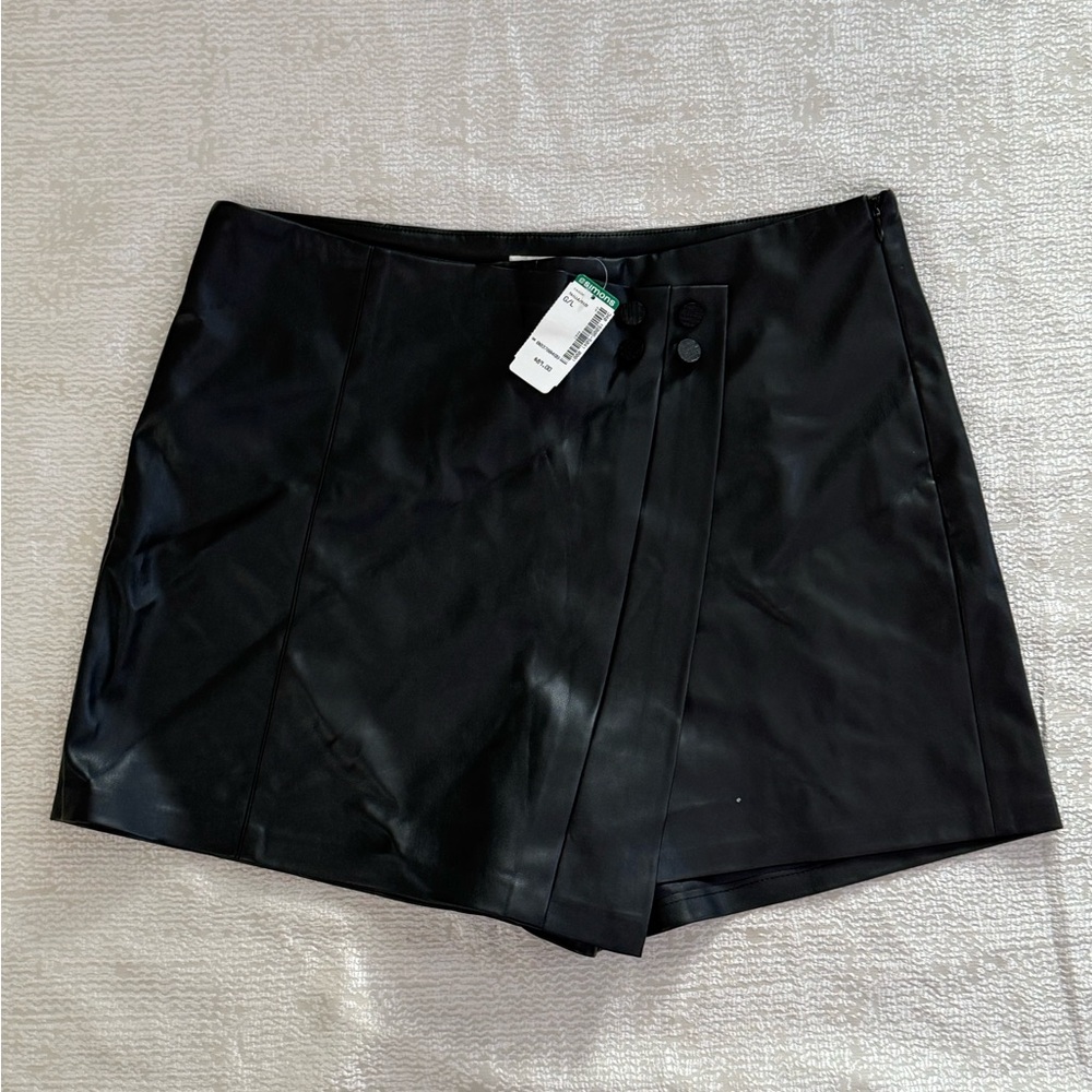 NWT Simon’s Black Faux Leather Mini Skort – Size Large